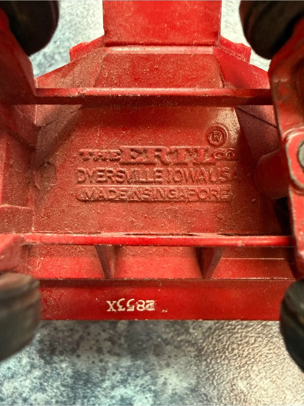 ERTL- Vintage 1/64 scale red harvester and matched grain wagon (set of 2 pieces)